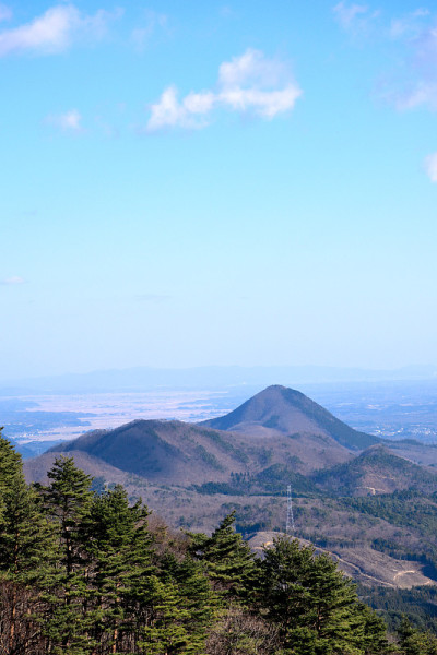 雪前冬山。