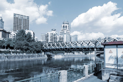 现代高楼和桥梁，贵阳城市景观，中国。