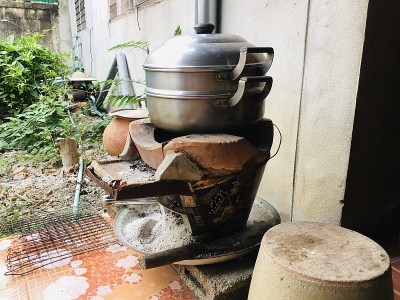 蒸笼用的是木炭炉