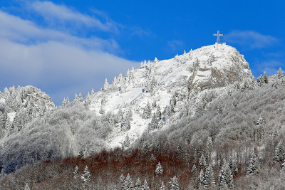 意大利的斯皮茨山有雪，山顶横跨上空