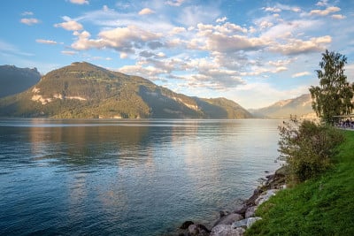 瑞士图恩湖(Thunersee)的深夜景色