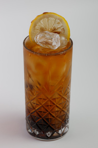 美丽可口的鸡尾酒在一个透明的装饰玻璃