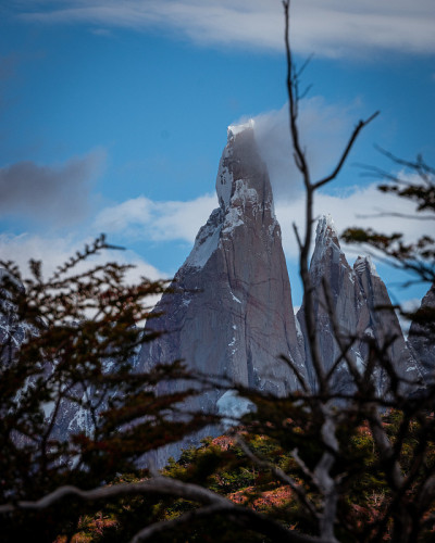 垂直照片Cerro Torre攀登位于安第斯山脉阿根廷El Chalten
