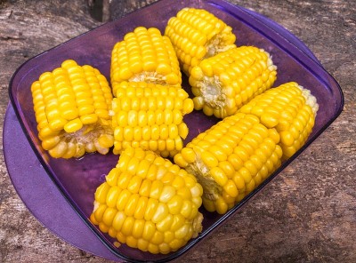 在饭盒上煮玉米