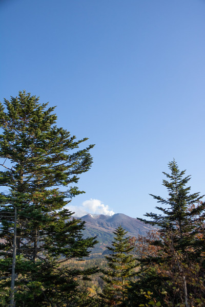 秋天的山和蓝天