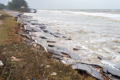 海滩路沿着海滩滑向水蚀