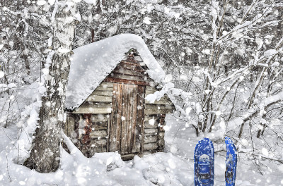 冬天森林里的小木屋，大雪纷飞