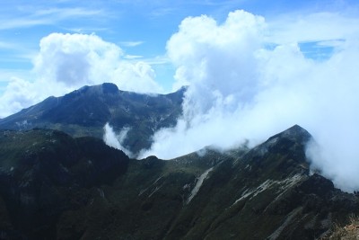 安第斯山脉上的一座空山，有着令人惊叹的云景和湛蓝的天空