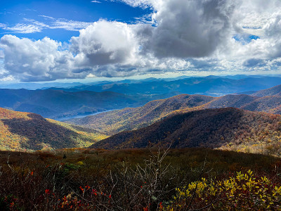 崎岖的山尖峰视图