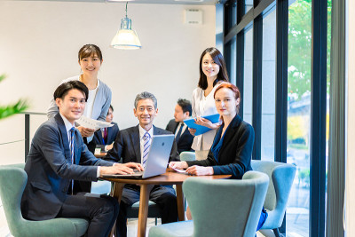 在办公室工作的商务人员
