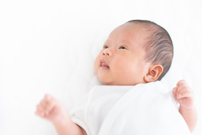 婴儿在床上