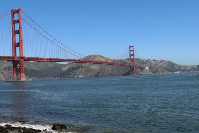 金门大桥上令人惊叹的景色。在海湾地区，海鸥在前面的日落美景。美国旧金山壮观的日落。