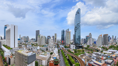 曼谷商业区的城市景观与摩天大楼在晚上，泰国