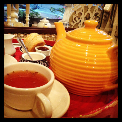 在咖啡馆喝茶