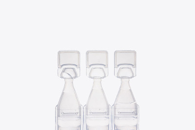 三个一次性滴眼器在白色背景上