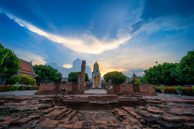 日落时分的佛像是佛寺寺，也被通俗地称为瓦耶岛，是泰国Phitsanulok的公共旅游景点。