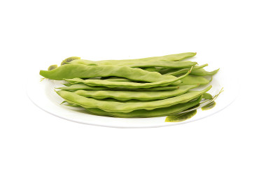 陶瓷盘上的新鲜豆子，白色背景