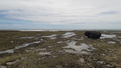 印度尼西亚Sukabumi, Minajaya海滩上的岩石、水和海浪的照片