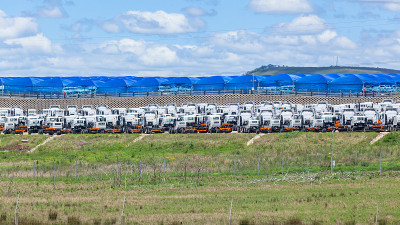 新卡车停了数百辆车