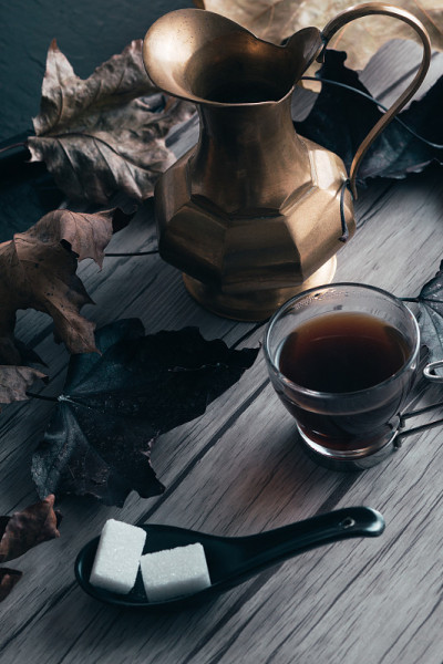 这是一杯热茶的特写镜头，上面有糖块