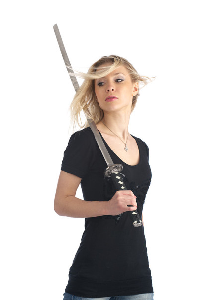 拿着武士刀的勇敢女孩