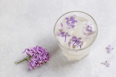 玻璃杯中加入柠檬水和丁香花冰块