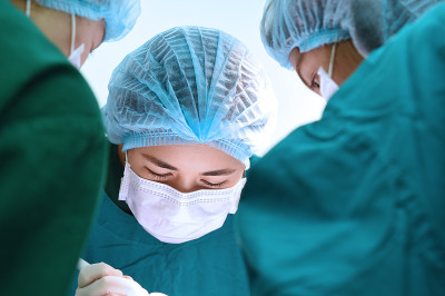 兽医外科医生在手术室