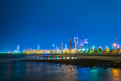 夜间，科威特的天际线包括赛义夫宫、解放塔和国民议会大楼。