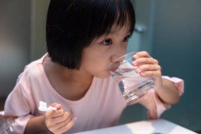 亚洲小中国女孩正在刷牙
