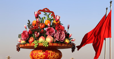 中国北京天安门广场上巨大的花篮