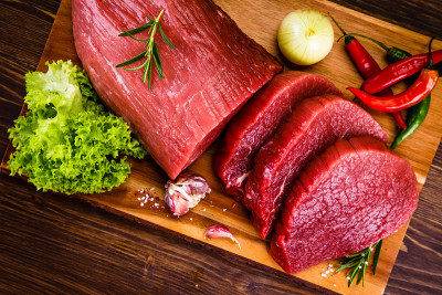 切板上的新鲜生牛肉