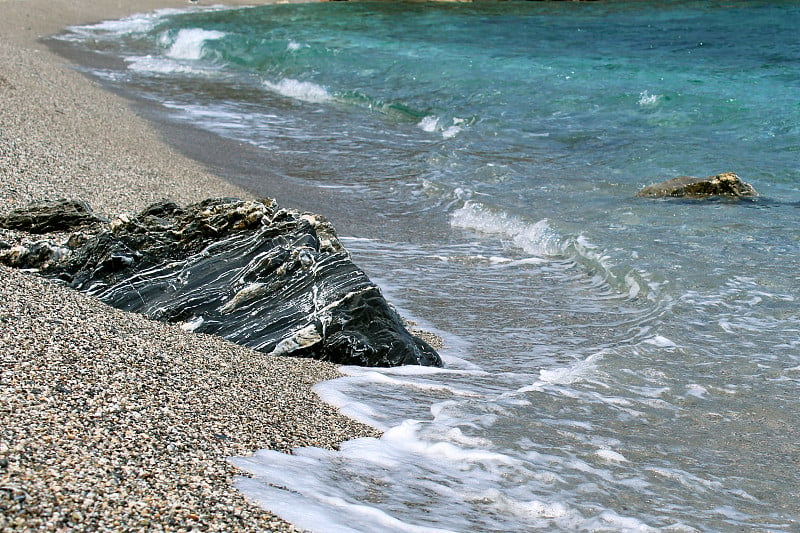 海滩上的黑色岩石