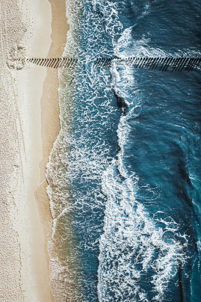夏天波罗的海的波浪。波兰鸟瞰图。