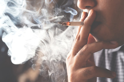 人在吸烟，对健康有害