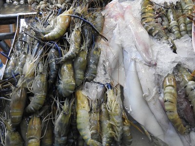 泰国市场里的虾，龙虾和螃蟹