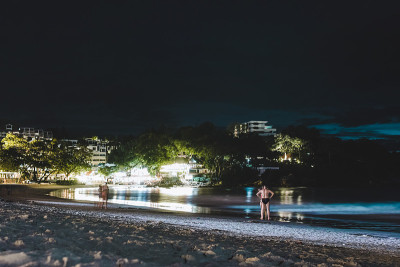泰国普吉岛夜晚的卡塔海滩