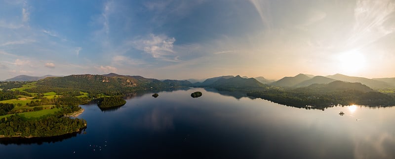 航拍的日落旁边美丽，平坦，平静的湖被山包围(Derwent Water, Keswick，英格兰)