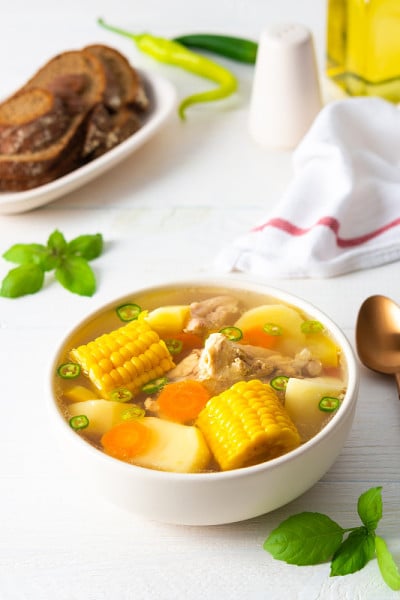 鸡汤，米饭和嫩玉米