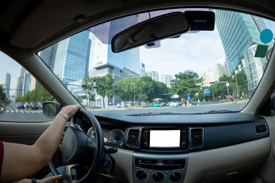 在城市道路上驾驶汽车
