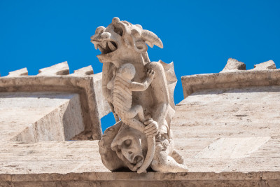令人惊叹的滴水嘴在Llotja de la Seda(中世纪丝绸交易所)，一个晚期的瓦伦西亚哥特式民
