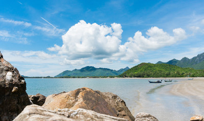 海滩或大海，蓝天和渔船在泰国的普拉楚布基里汗