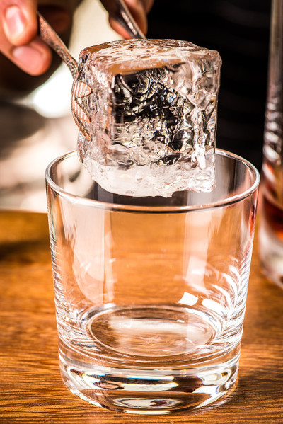 准备或饮用内格罗尼酒