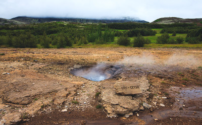 著名的冰岛间歇泉Geysir Strokkur喷发在冰岛，Thingvellir国家公园
