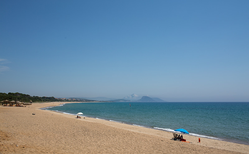 夏日遮阳伞和沙滩日光浴床