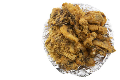 酥鱼或炸鱼孤立在白色背景。剪切路径。