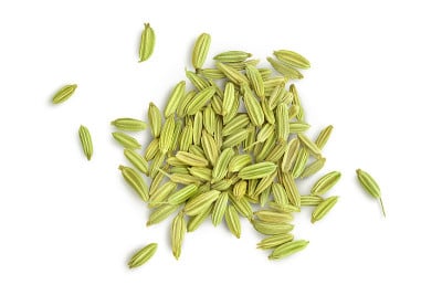 干燥的茴香种子孤立在白色背景与修剪路径。前视图。平躺