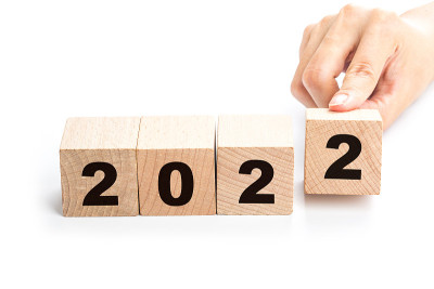象征着从2021年到2022年新年的变化。2022年新年快乐概念。