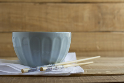 蓝色的碗和筷子，复古风格