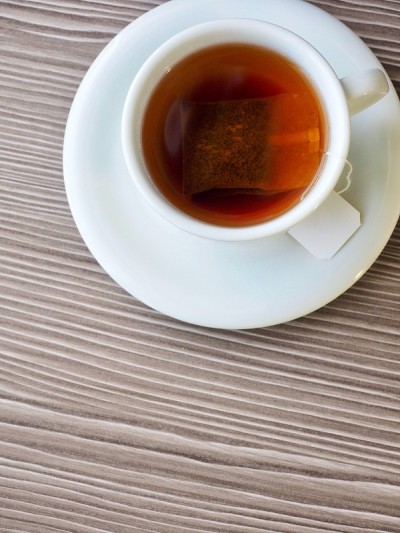 用木板和瓷杯泡茶，红茶