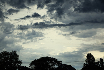 黄色和黑色的暴风雨天空